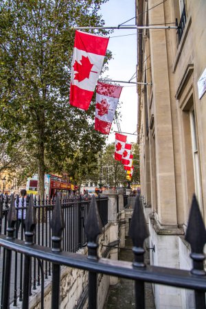 Téléchargez les photos : Londres, Royaume-Uni - 14 septembre 2023 : Maison du Canada sur Trafalgar Square. Ambassade du Canada à Londres avec des drapeaux canadiens flottant à l'extérieur du bâtiment. - en image libre de droit