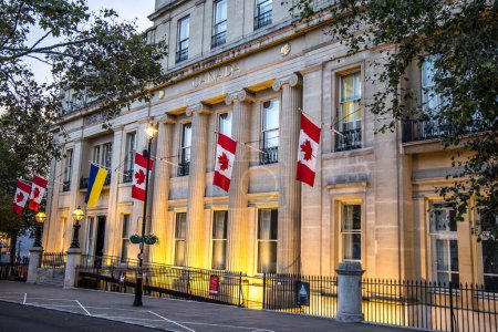 Téléchargez les photos : Londres, Royaume-Uni - 14 septembre 2023 : Maison du Canada sur Trafalgar Square. Ambassade du Canada à Londres avec des drapeaux canadiens flottant à l'extérieur du bâtiment. - en image libre de droit