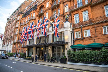 Foto de Londres, Reino Unido - 14 de septiembre de 2023: Un lujoso hotel de 5 estrellas Claridges en Londons Mayfair fue fundado en 1812 como Mivarts Hotel. - Imagen libre de derechos