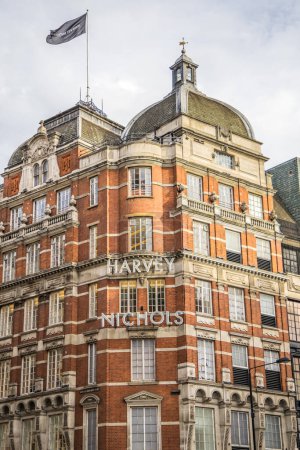 Foto de Londres, Reino Unido 14 de septiembre de 2023: Exterior de los grandes almacenes Harvey Nichols en Knightsbridge. - Imagen libre de derechos