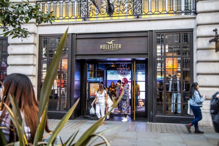 Foto de Londres, Reino Unido - 14 de septiembre de 2023: Hollister store on busy Regent street Londres. - Imagen libre de derechos