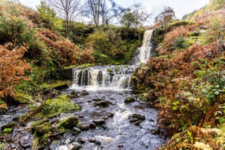 Foto de Brecon Beacons Blaen y Glyn Isaf río y paseo en cascada durante el otoño, - Imagen libre de derechos