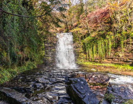 Foto de Brecon Beacons Blaen y Glyn Isaf río y paseo en cascada durante el otoño, - Imagen libre de derechos