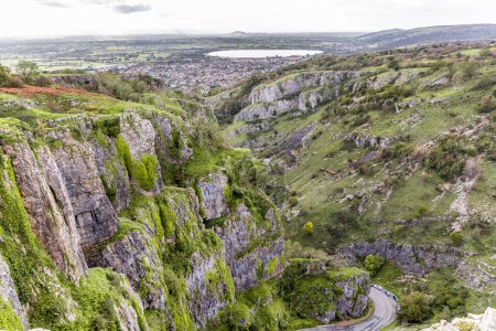 Téléchargez les photos : Vue du bord de la falaise de la route sinueuse Cheddar Town Gorge dans le Somerset. - en image libre de droit
