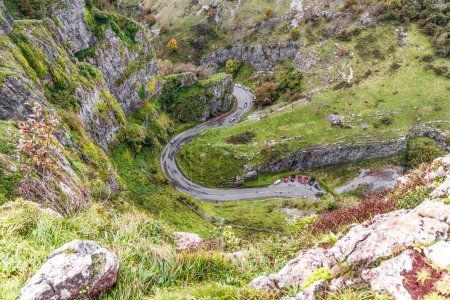 Téléchargez les photos : Vue du haut du bord de la falaise de la route sinueuse et des voitures Cheddar Gorge dans le Somerset. - en image libre de droit