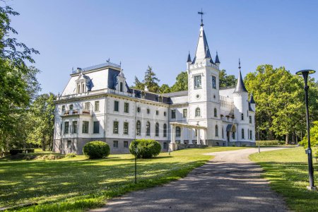 Téléchargez les photos : Ancien palais de contes de fées à Stameriena, Lettonie. - en image libre de droit