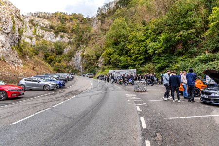 Téléchargez les photos : Cheddar, Royaume-Uni - 22 octobre 2023 : Parking public avec vélos et voitures à Cheddar Gorge dans le Somerset. - en image libre de droit