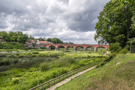 Le vieux pont en brique de Kuldigas, qui traverse la rivière Venta, a été construit en 1874 et est le plus long pont de ce type en Europe. Près de lui est la plus large chute d'eau dans les pays baltes sur la rivière Venta.
