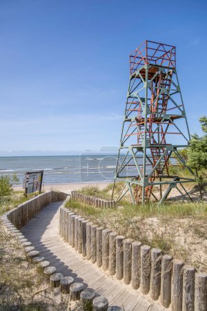 Téléchargez les photos : Pavilosta, Lettonie- 7 juillet 2023 : Pavilosta tour d'observation des oiseaux à la plage. - en image libre de droit