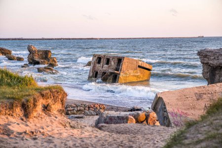 Bunker de plage de Liepaja. Abandonné les installations militaires en ruines dans une mer orageuse. Bâtiment de casernes dans la mer Baltique. Liepaja, Lettonie