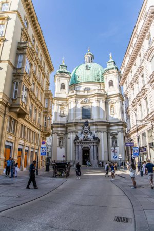 Téléchargez les photos : Vienne, Autriche - 7 juillet 2023 : Eglise Saint-Pierre Peterskirche sur la rue Graben à Vienne. - en image libre de droit