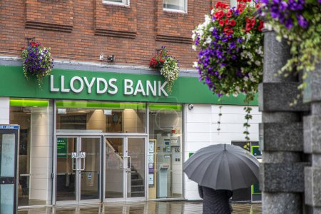 Téléchargez les photos : Mansfield, Royaume-Uni - 8 août 2023 : Entrée de la banque Lloyds un jour de pluie. - en image libre de droit