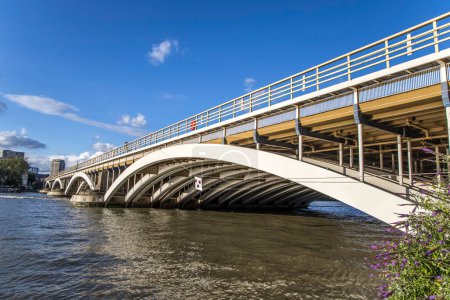 Foto de Londres, Reino Unido - 6 de agosto de 2023: Puente Vauxhall entre Vauxhall y Pimlico. - Imagen libre de derechos