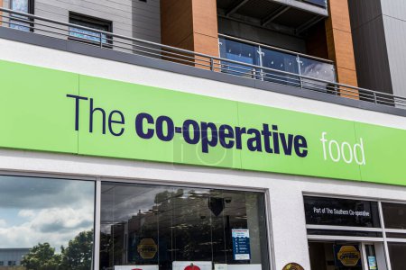 Foto de Portishead, Reino Unido 10 de agosto de 2023: Coop La tienda minorista de alimentos cooperativos letrero del logotipo de la tienda - Imagen libre de derechos