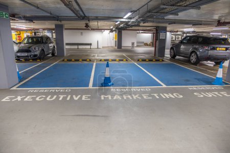 Téléchargez les photos : Londres, Royaume-Uni - 14 septembre 2023 : Place de parking réservée dans le parking souterrain. - en image libre de droit