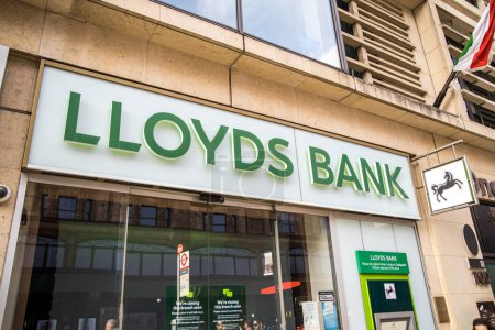 Foto de Londres, Reino Unido - 14 de septiembre de 2023: LLoyds Bank PLC, un banco comercial y minorista británico - Imagen libre de derechos
