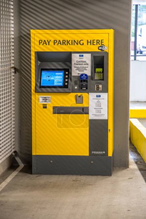 Téléchargez les photos : Londres, Royaume-Uni - 14 septembre 2023 : Distributeur automatique de billets de stationnement pour les paiements effectués par les voitures stationnées au parking Chelsea Wharf Bridge. - en image libre de droit