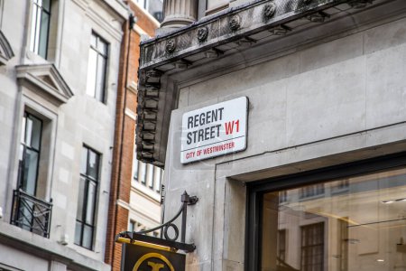 Téléchargez les photos : Signe de rue de Regent Street. l'une des principales rues commerçantes de Londres, achevée en 1825, traverse Piccadilly Circus et Oxford Circus. - en image libre de droit