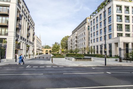 Foto de Londres, Reino Unido - 14 de septiembre de 2023: Whistler Square, un nuevo complejo de viviendas Chelsea Barracks en Chelsea Bridge Road, Londres. - Imagen libre de derechos
