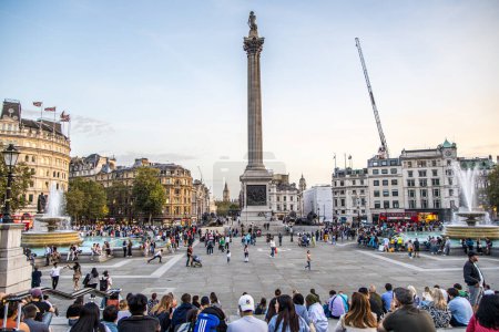 Foto de Londres, Reino Unido - 14 de septiembre de 2023: Busy Trafalgar Square es un espacio público y una atracción turística en el centro de Londres. - Imagen libre de derechos