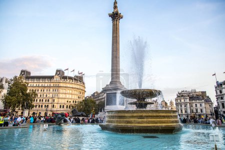 Foto de Londres, Reino Unido - 14 de septiembre de 2023: Busy Trafalgar Square es un espacio público y una atracción turística en el centro de Londres. - Imagen libre de derechos