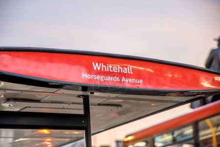 Whitehall Roseguard Allee Schild an der roten Bushaltestelle.