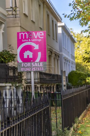 Foto de Cheltenham, Reino Unido - 15 de octubre de 2023: Move Estate agent sign for sale or lettings. - Imagen libre de derechos