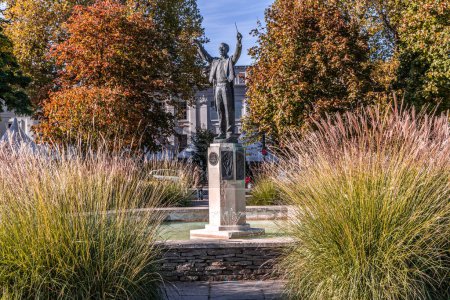 Téléchargez les photos : Cheltenham, Royaume-Uni - 15 octobre 2023 : Jardins de la place impériale avec statue Gustav Holst. - en image libre de droit