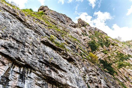 Téléchargez les photos : Pierre de falaise située une partie de la roche de montagne isolé sur fond blanc
. - en image libre de droit