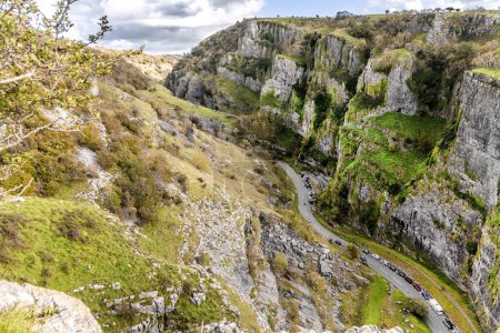 Téléchargez les photos : Vue depuis le bord des falaises de voitures de route sinueuses Cheddar Gorge dans le Somerset. - en image libre de droit