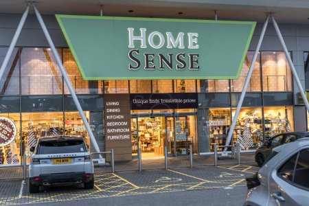 Téléchargez les photos : Bristol, Royaume-Uni - Le 24 octobre 2023 : Home Sense Shop est un magasin d'ameublement à prix réduit appartenant à TJX Companies basé au Canada, sur le parc de vente au détail de Cribbs Causeway - en image libre de droit