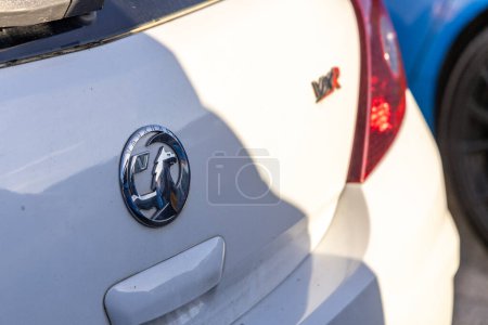 Téléchargez les photos : Bristol, Royaume-Uni - 11 novembre 2023 : Logo de l'emblème de Vauxhall Opel Corsa VRX petite voiture de sport blanche. - en image libre de droit
