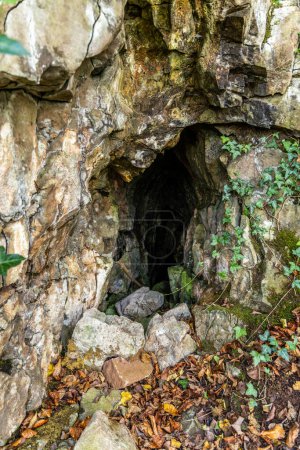 Cueva del acantilado desgarrado Tintern Wye Valley.