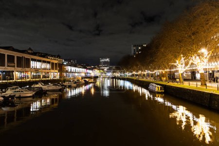 Téléchargez les photos : Bristol, Royaume-Uni - 30 janvier 2024 : Le bassin versant du port de Bristol la nuit avec de nombreux restaurants bars et bateaux-canaux. - en image libre de droit