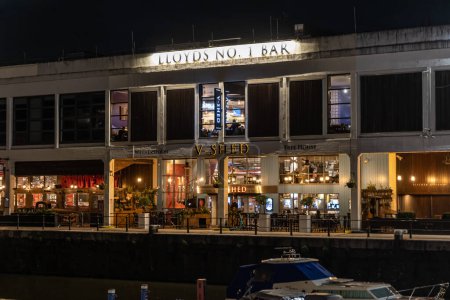 Téléchargez les photos : Bristol, Royaume-Uni - janvier 30, 2024 : Lloyds no 1 Bar in Waterfront Harborside la nuit illuminé. - en image libre de droit