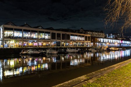 Téléchargez les photos : Bristol, Royaume-Uni - 30 janvier 2024 : Le bassin versant du port de Bristol la nuit avec de nombreux restaurants bars et bateaux-canaux. - en image libre de droit