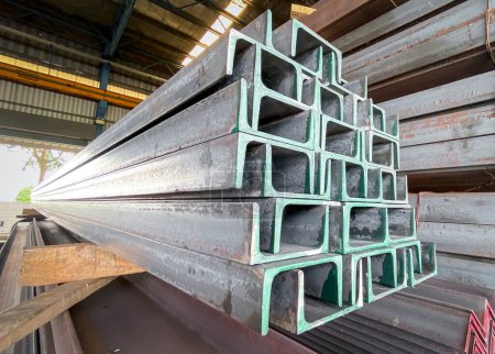 C-förmiger Stahl für Bau- und Strukturbau, Lipkanal. Stapel aus leichtem Lippenkanalstahl oder C-Kanal-Stahl