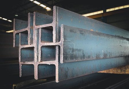 Produktion von Stahlträgern. Metallprofilträger Stahl in Packungen im Lager für Metallprodukte, Thailand