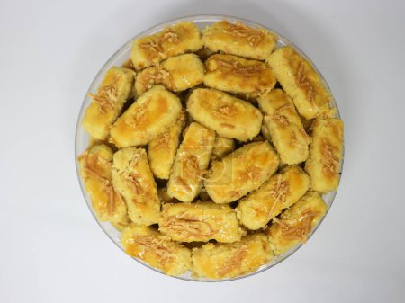 Téléchargez les photos : Kastangel est l'un des gâteaux préférés pour l'Aïd al-Fitr sur fond blanc - en image libre de droit