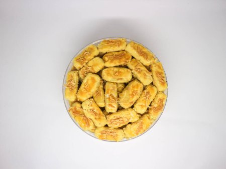 Kastangel ist einer der beliebtesten Kuchen für Eid al-Fitr auf weißem Hintergrund