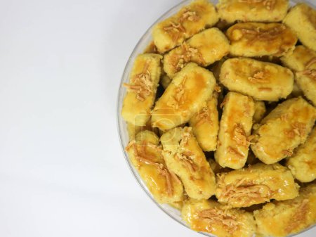 Foto de Kastangel es uno de los pasteles favoritos de Eid al-Fitr sobre un fondo blanco - Imagen libre de derechos