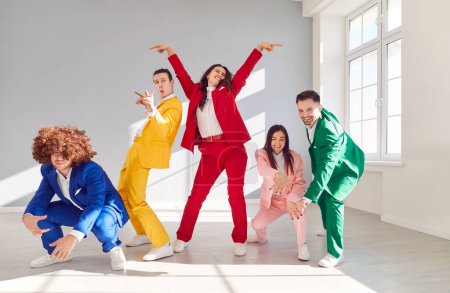 Téléchargez les photos : Portrait de groupe d'une équipe de danseurs heureux en costumes colorés, dansant ensemble. Leur danse joyeuse reflète l'énergie vibrante du groupe, mettant en valeur le travail d'équipe et l'amour de la danse. - en image libre de droit