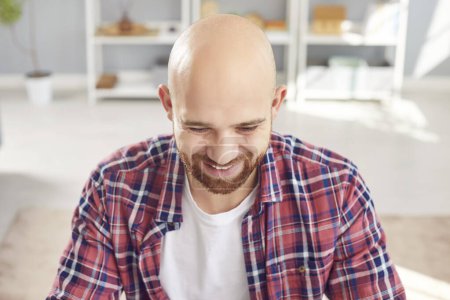 Téléchargez les photos : Portrait d'un homme chauve et barbu souriant. Cette image met en évidence la calvitie ou la perte de cheveux, mettant en valeur les soins médicaux et le traitement de la peau de la tête associée à l'alopécie. Problème de calvitie humaine. - en image libre de droit