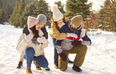 Winterspaß Familie Umarmungen genießen verschneite Natur Glück zusammen. Winterspaß bringt sie einander näher und fördert trotz Kälte Wärme und Zusammenhalt