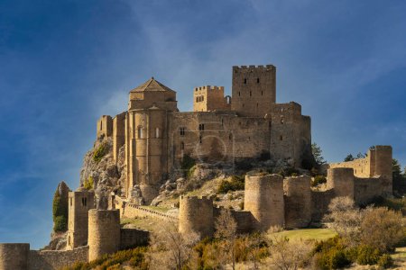Téléchargez les photos : Plongez dans la beauté médiévale de l'Espagne avec cette photo captivante de l'imposant château lorrain de Huesca. Magnifiquement capturée, cette image vous transportera à travers les siècles. - en image libre de droit