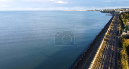 Téléchargez les photos : Blackrock d'en haut, avec les voies ferrées longeant le rivage, Dublin, Irlande - en image libre de droit