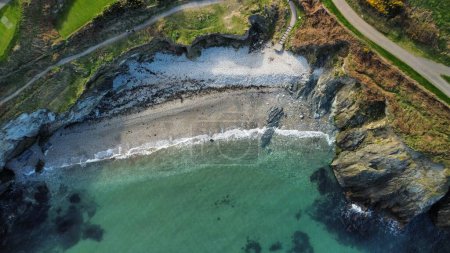 Una playa secreta vista desde arriba en Wicklow Town, Irlanda