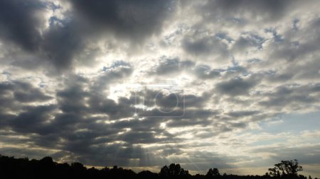 Téléchargez les photos : Nuages spectaculaires dans le ciel avec la silhouette des maisons, Letterkenny, Co. Donegal, Irlande - en image libre de droit