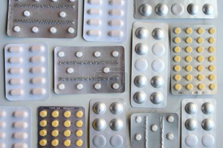 Foto de Ampollas de diferentes medicamentos observados desde arriba - Imagen libre de derechos