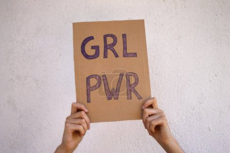 Téléchargez les photos : Autonomiser les mains : Affiche sur le pouvoir des filles tenue par des femmes - en image libre de droit
